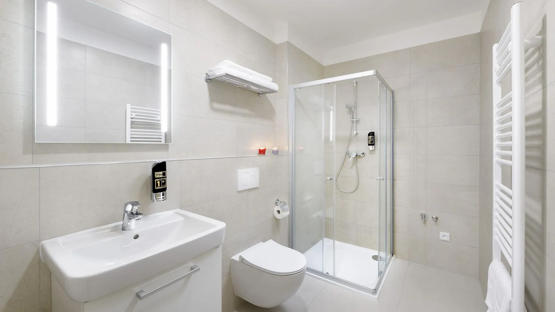 Downtown Suites Kodanska Praga 4*,