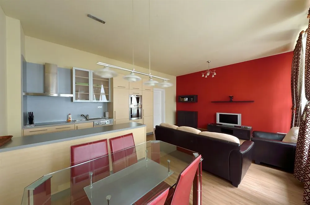 Downtown Suites Kodanska Praga 4*,