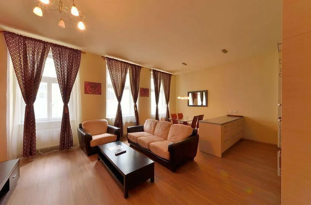 Downtown Suites Kodanska Praga 4*,